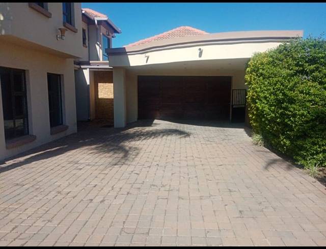 4 BEDROOM HOUSE FOR SALE IN BLUE VALLEY GOLF ESTATE